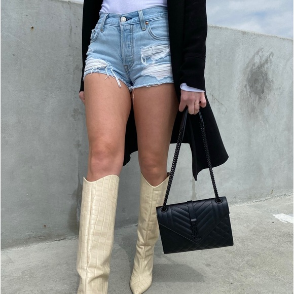 Levi Light Wash Jean Short - Picture 6 of 8